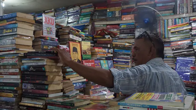 Salah seorang Pemilik Toko Buku Kwitang yang hingga kini masih tetap bertahan. (Liputan6.com/Rizqi Tri Novitasari)