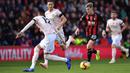 Gelandang Bournemouth, David Brooks, berusaha melewati bek Manchester United, Chris Smailing, pada laga Premier League di Stadion Vitality, Bournemouth, Sabtu (3/11). Bournemouth kalah 1-2 dari MU. (AFP/Ben Stansall)