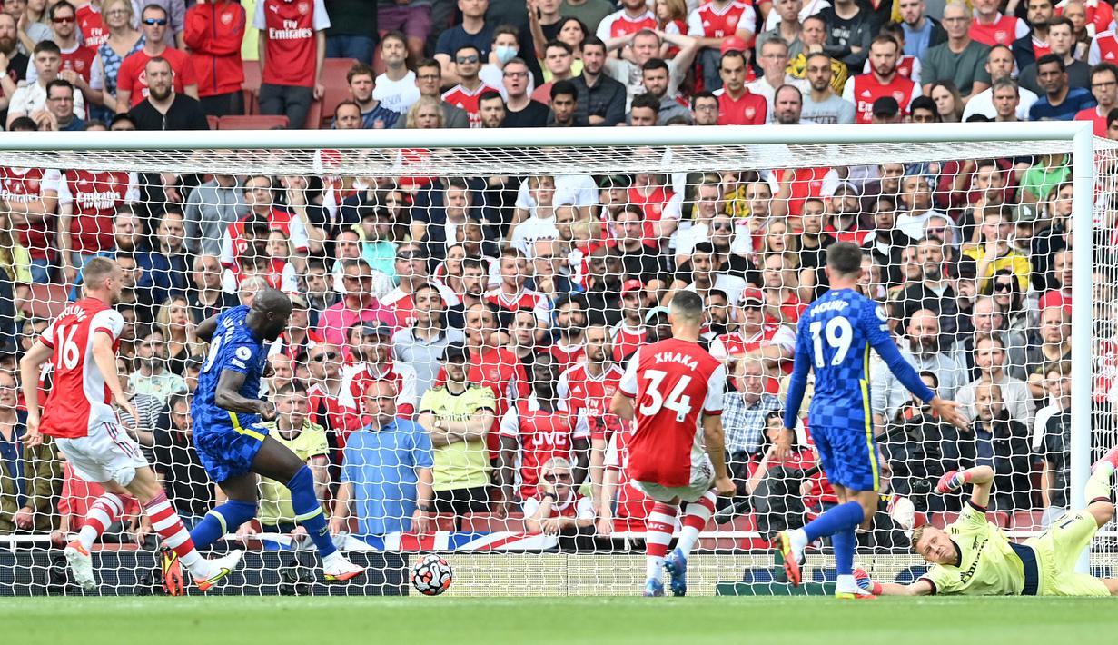 Pada menit ke-15 Chelsea membuka skor 1-0 melalui Romelu Lukaku. Berawal dari Mateo Kovacic yang melepaskan umpan lambung ke sisi kiri kotak penalti Arsenal yang diterima Reece James dan meneruskannya kepada Lukaku yang langsung menembaknya di muka gawang Arsenal. (Foto: AFP/Justin Tallis)