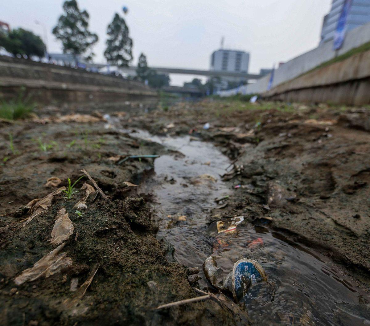 Kondisi aliran Sungai Ciliwung di kawasan MT Haryono, Jakarta, Kamis (27/7/2023) mengalami penyusutan volume air yang drastis.

BMKG memperkirakan puncak musim kemarau tahun ini diprediksi akan terjadi pada bulan Juli - Agustus.