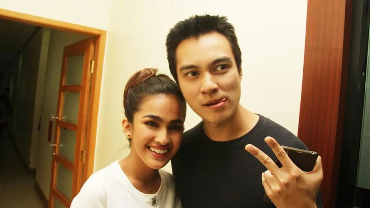 Baim wong gandeng cewek asal malaysia, Elfira