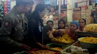 BPOM Nusa Tenggara Barat dan Satpol PP Kota Mataram sidak ke pasar tradisional Dasan Agung, Mataram. (Liputan6.com/Hans Bahanan)