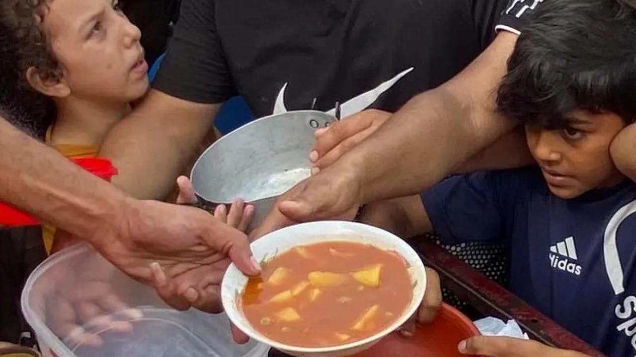 Antrean warga Palestina saat berebut makanan di kamp pengungsian Rafah, Jalur Gaza Selatan.<br>