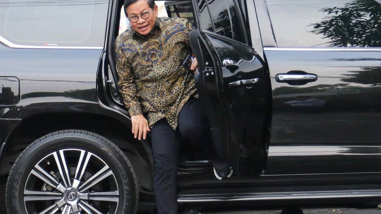 Tiba di&nbsp;Museum MH Thamrin, kedua pasangan cagub dan cawagub DKI Pramono - Rano turun dari mobil SUV hitam.&nbsp;Dengan mengenakan sepatu sporty, Pramono tampak bergegas turun dari mobil untuk menuju museum.&nbsp;Foto: liputan6.com / Herman Zakharia