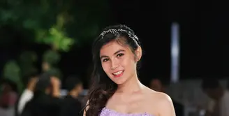 Angel Lee terlihat sangat anggun dengan balutan gaun berwarna ungu muda karya desainer Fetty Rusli.  ( Desmond Manullang/Bintang.com)