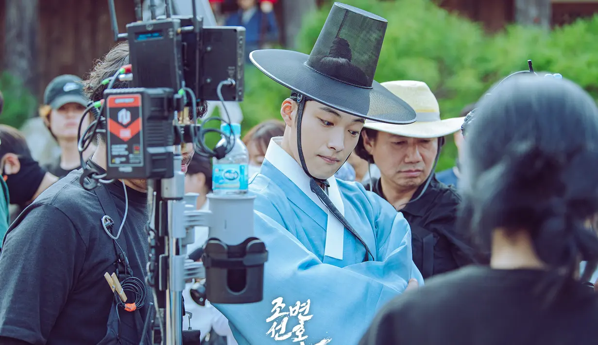 Woo Do Hwan dalam foto behind the scene drakor Joseon Attorney. (Foto: MBC via Soompi)