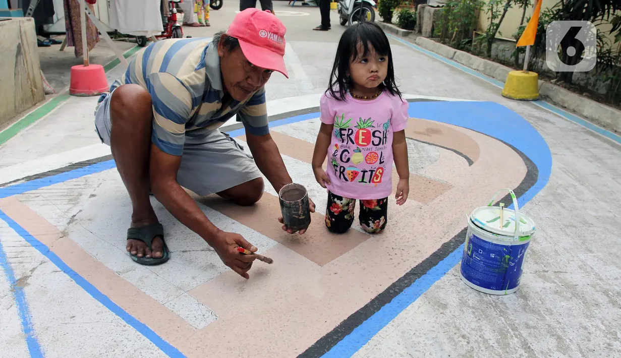 Warga membuat lukisan tiga dimensi (3D) di Jalan Perumahan Bojong Depok Baru 1, RT 03/RW 19 Bojonggede, Bogor, Jawa Barat, Selasa (3/8/2020). Dalam rangka menyambut HUT ke-75 RI, warga berbenah memperindah lingkungan dengan melukis 3D pada jalan. (merdeka.com/Arie Basuki)