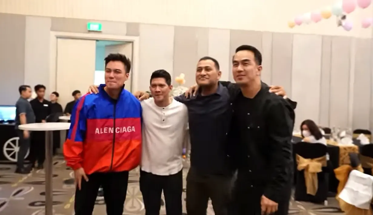 Perayaan ulang tahun Aneska berlangsung meriah dengan dihadiri banyak teman dan beberapa selebriti. Baim Wong foto bersama Iko Uwais, Said Bajuri dan aktor laga Joe Taslim. [Youtube/Baim Paula]