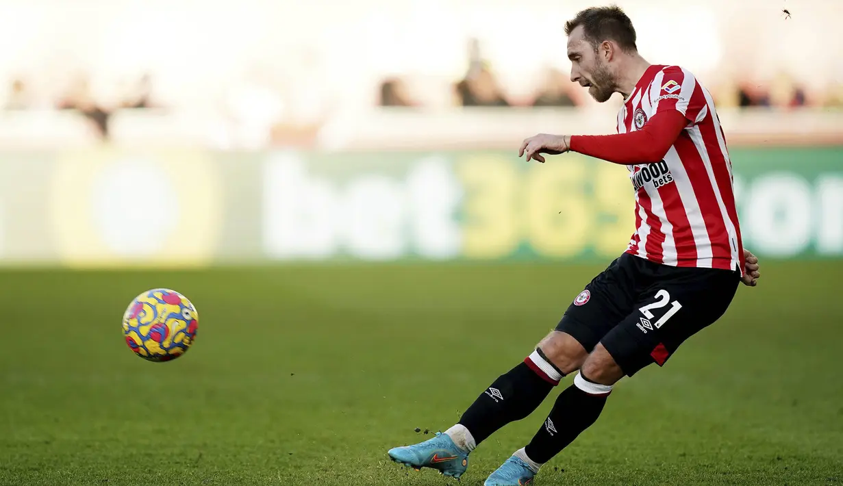 Eriksen sempat dinilai tidak akan bisa bermain sepak bola lagi. Bahkan dia harus menggunakan alat implantable cardioverter-defibrillator (ICD) untuk menyokong jantungnya. (Aaron Chown/PA via AP)