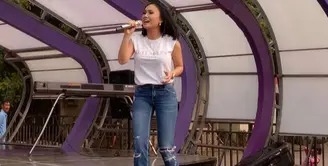 Yuni Shara, bisa dibilang sudah tak muda lagi usianya. Namun, bicara soal penampilan pastinya tidak akan kalah dengan anak-anak masa kini yang selalu mengikuti perkembangan zaman. (Instagram/yunishara36)