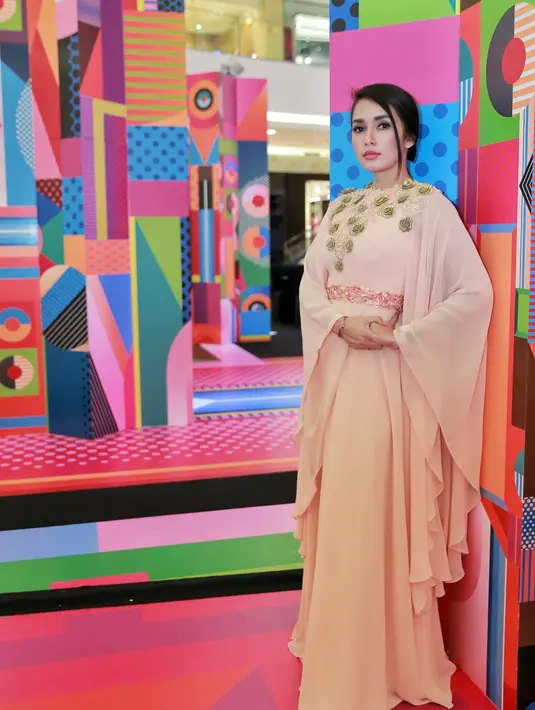 Lantas seperti apa, istri dari Andhika Pratama itu ketika ditinggal mudik oleh pembantunya dalam menyelesaikan tugas dalam rumah tangganya. (Adrian Putra/Bintang.com)