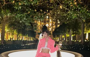 Potret Lisa BLACKPINK Pakai Setelan Tweed Pink, Gayanya Bak Barbie