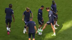 Para pemain timnas Prancis melakukan pemanasan selama sesi latihan tim di Allianz Arena di Munich, Senin (14/6/2021). Timnas Prancis akan bertemu lawan yang cukup berat yaitu Jerman di laga perdana Grup F EURO 2020 pada Rabu (16/6) dini hari WIB. (ALEXANDER HASSENSTEIN/POOL/AFP)