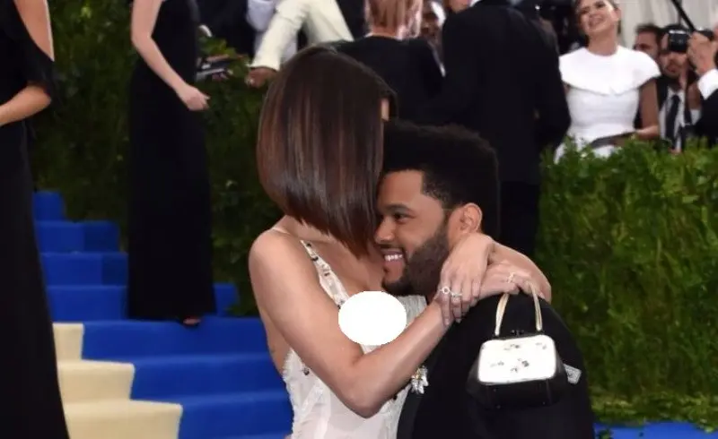 Kemesraan Selena Gomez dan The Weeknd di Met Gala 2017. [foto: eonline.com]