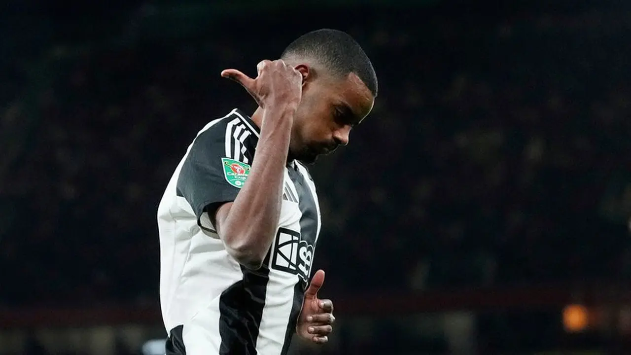 Selebrasi Alexander Isak dalam laga semifinal leg pertama Carabao Cup 2024/2025 antara Arsenal vs Newcastle, Rabu (8/1/2025). (c) AP Photo/Kirsty Wigglesworth