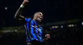 Penyerang Inter Milan, Marcus Thuram melakukan selebrasi setelah mencetak gol saat pertandingan sepak bola Serie A Italia melawan Torino di Stadion San Siro, Milan pada Sabtu 5 Oktober 2024 atau Minggu (6/10/2024) dini hari WIB. (Piero CRUCIATTI/AFP)
