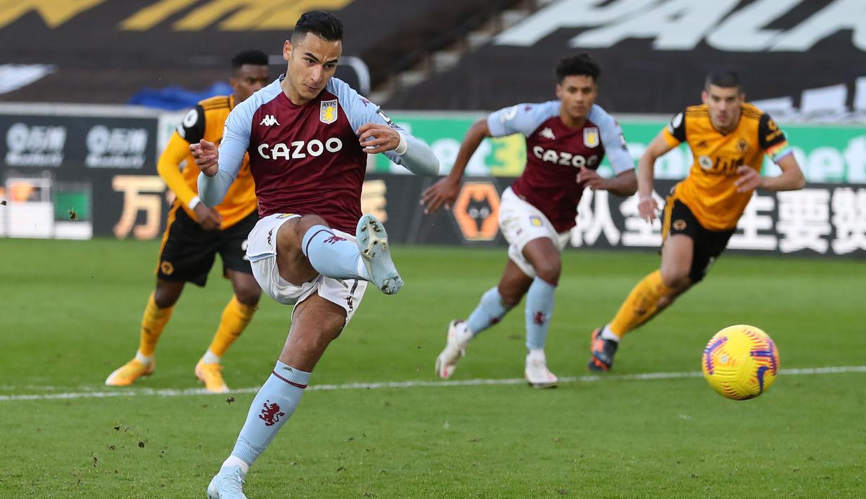 Pemain Aston Villa, Anwar El Ghazi, melepaskan tendangan penalti saat melawan Wolverhampton Wanderers pada laga Liga Inggris di Stadion Molineux, Minggu (13/12/2020). Aston Villa menang dengan skor 0-1. (Catherine Ivill/Pool/AFP)