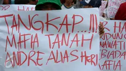 Massa melakukan demonstrasi dengan membawa spanduk dan tulisan di depan Gedung DPR, Senayan, Jakarta, Kamis (14/1). Massa menuntut proses hukum penyelesaian kasus mafia tanah di Pekanbaru kepada Komisi III DPR. (Liputan6.com/JohanTallo)