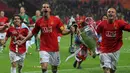 Rio Ferdinand merayakan keberhasilannya meraih gelar Liga Champions bersama Manchester United usai menaklukan Chelsea di babak final. (EPA/Yuri Kochetkov)