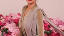 Jessica Iskandar tampil elegan dengan effortless kenakan kebaya velvet abu-abu. Wajahnya dipulas dengan gaya bold yang menawan [@inijedar]