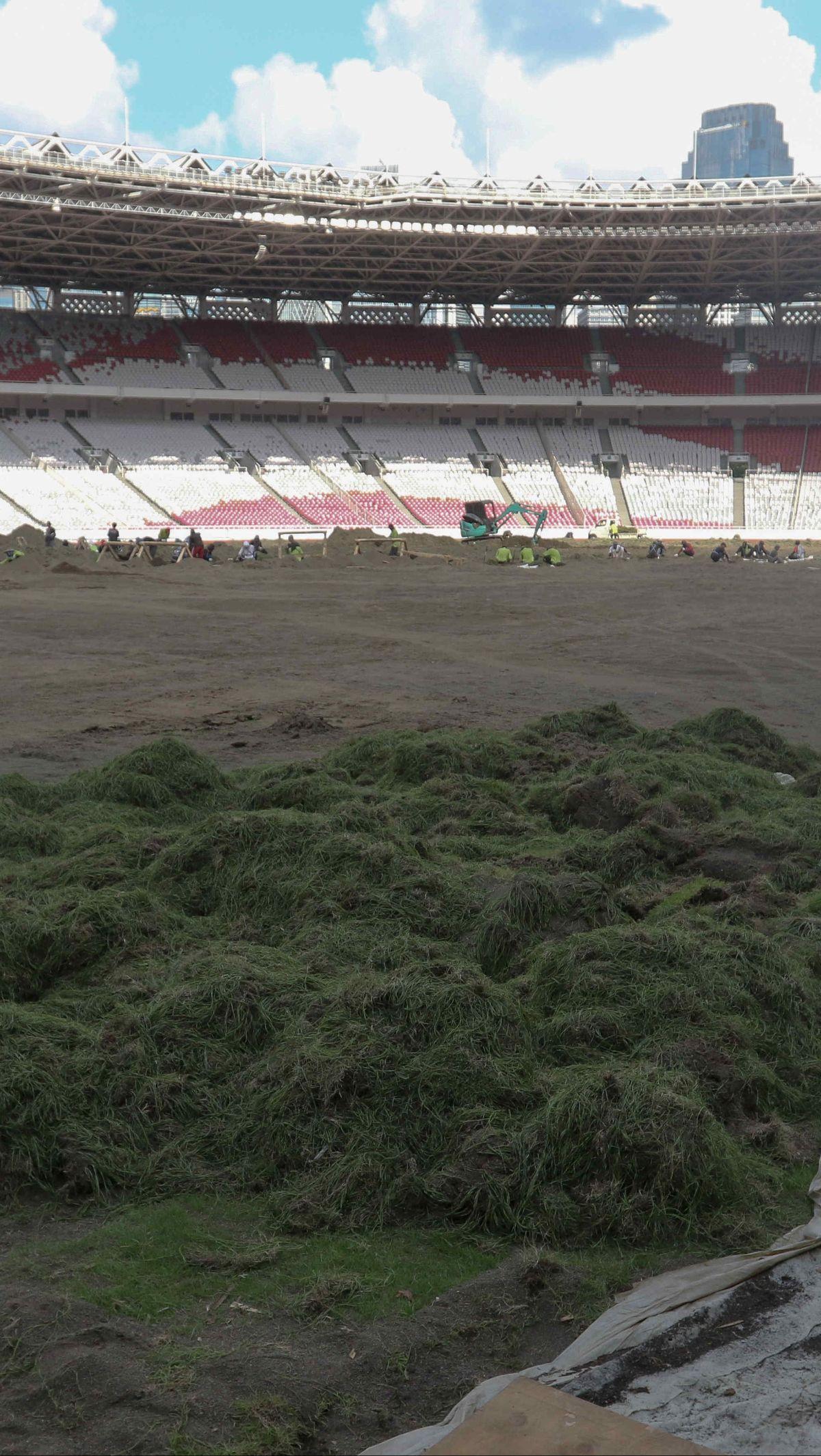 Kualitas rumput lapangan Stadion GBK saat itu tampak rusak dan tidak rata.&nbsp;Liputan6.com/Herman Zakharia