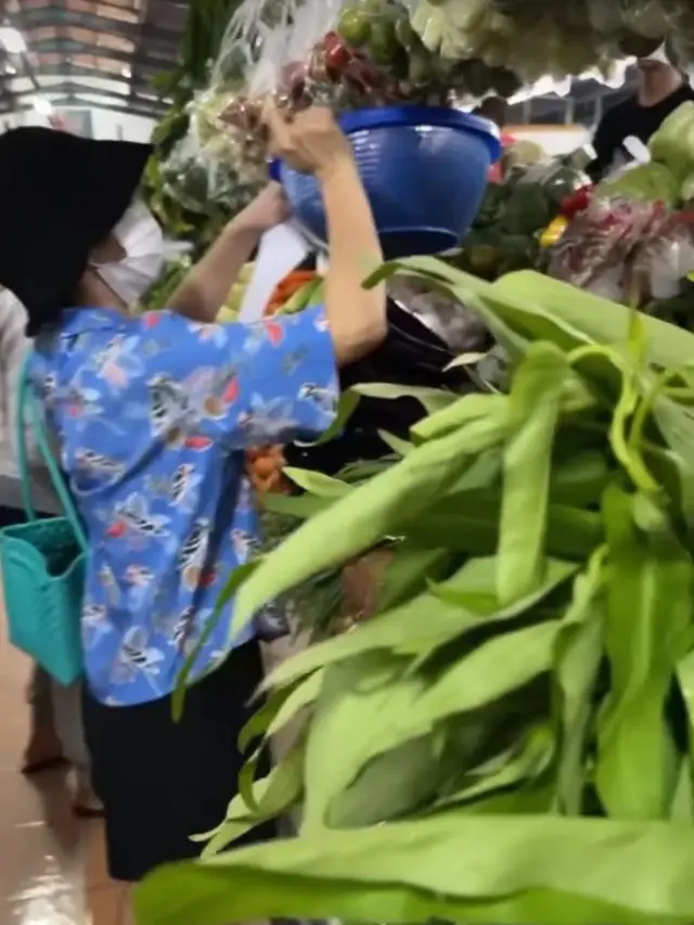 Bunga Zainal dan Sukhdev Singh di Pasar