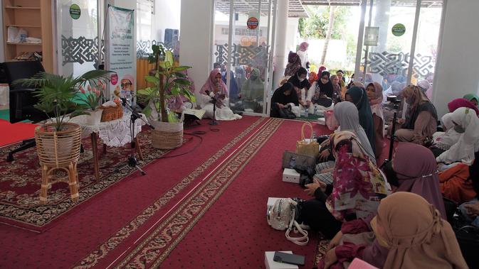 Ustadz Haikal Hassan dalam kegiatan Silaturahmi Safari Bulanan di Mushala Al-Hurriyah, Verina, Graha Raya, Tangsel