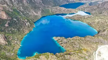 Foto drone  menunjukkan "danau hitam" dari "danau tiga warna" di Desa Puyu di Wilayah Banbar, Qamdo, Daerah Otonom Tibet, China pada 26 September 2020. "Danau tiga warna" itu terdiri dari tiga telaga yang dipisahkan bukit dan menunjukkan warna hitam, putih, serta kuning. (Xinhua/Jigme Dorje)