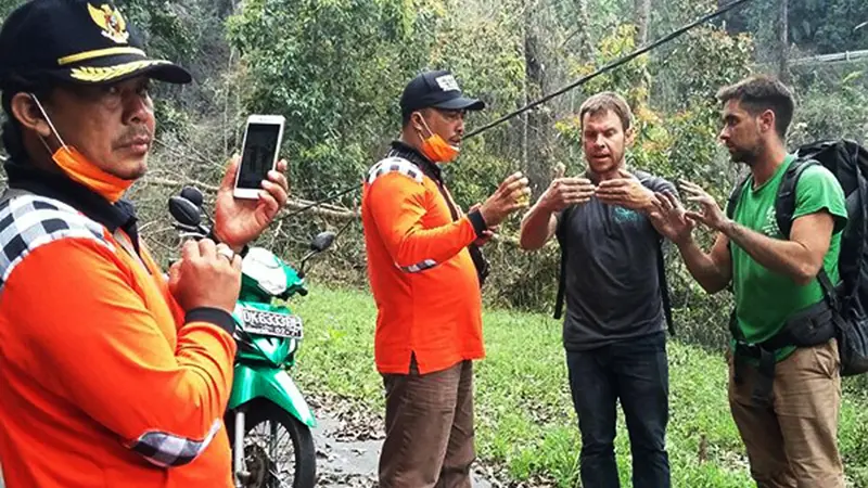 Turis nekat naik Gunung Agung