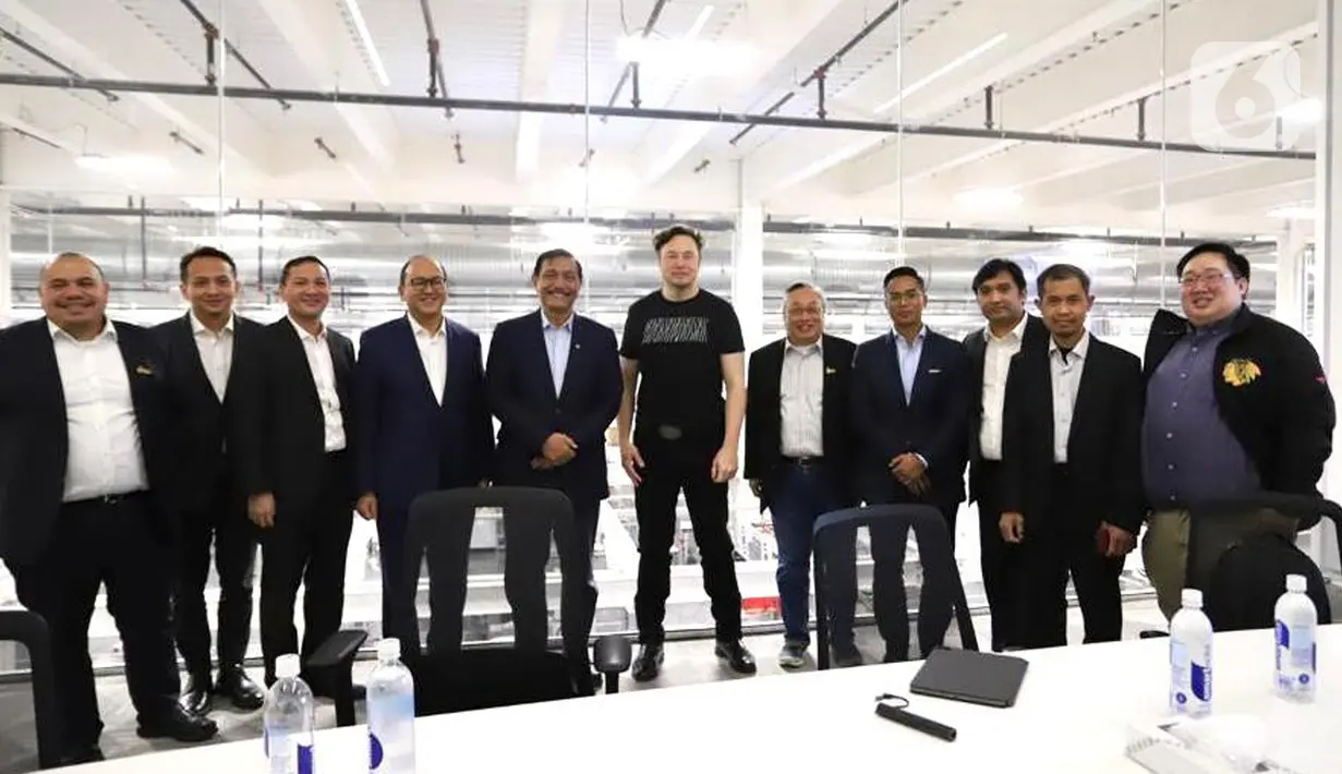 <p>Pendiri SpaceX dan Tesla Elon Musk (kaus hitam) foto bersama dengan Menko Kemaritiman dan Investasi Luhut Binsar Pandjaitan (kelima kiri), Duta Besar Indonesia untuk AS Rosan Roeslani (keempat kiri), Ketua Dewan Pertimbangan Kadin Anindya Novyan Bakrie (keempat kanan) dan para pengusaha Indonesia pada kunjungan kerja ke pabrik Tesla terbesar di Giga Factory Texas Amerika Serikat, Selasa (26/4/2022).  (Liputan6.com/HO/Kadin) </p>