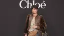 <p>Sedangkan gaya casual Taylor Hill hadirkan aksi retro boho dengan paduan jaket dan celana palazzo. [Foto: Chlo&eacute;.dok]</p>