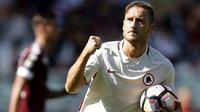 Francesco Totti  merayakan golnya yang ke-250 selama berlaga di Serie A saat melawan Torino pada Serie A Italia di Stadion "Grande Torino" (Olimpico), Turin (25/9/2016). (AFP/Marco Bertorello)
