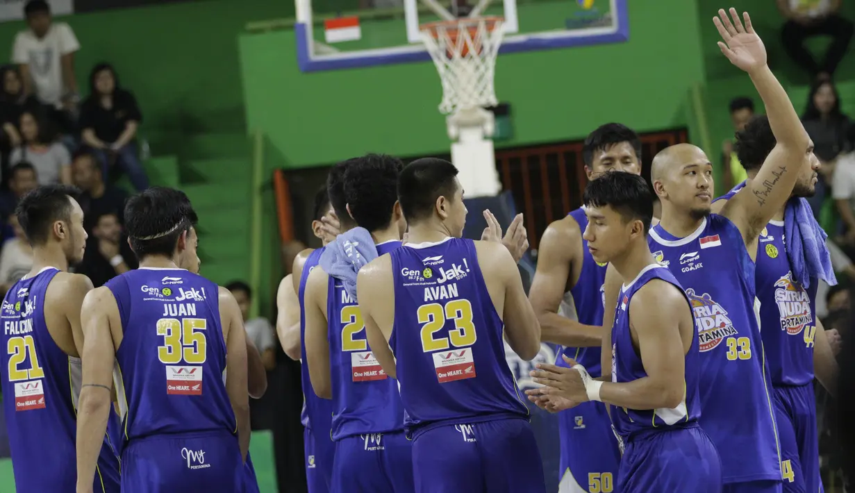 Pebasket Satria Muda merayakan kemenangan atas NSH Jakarta pada laga semi final IBL 2019 di GMSB Kuningan, Jakarta, Minggu (10/3). Satria Muda menang 72-48 atas NSH Jakarta. (Bola.com/M Iqbal Ichsan)