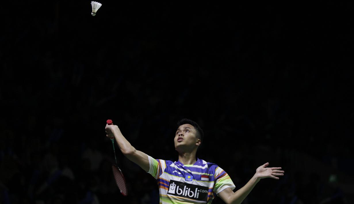 Tunggal putra Indonesia, Anthony Ginting, mengembalikan kok saat melawan Lu Guang Zu pada Blibli Indonesia Open 2019 di Istora Senayan, Jakarta, Selasa (16/7). Ginting menang 20-22, 23-21 dan 21-18. (Bola.com/Vitalis Yogi Trisna)