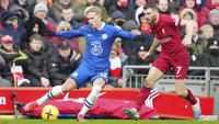 Pemain Chelsea, Mykhailo Mudryk (kiri) mengontrol bola dibayangi pemain Liverpool, James Milner saat laga di pekan ke-21 Premier League 2022/2023 antara Liverpool melawan Chelsea yang berlangsung di Anfield, Sabtu (21/1/2023). Mudryk mampu mencatatkan satu peluang emas ke gawang Liverpool. (AP Photo/Jon Super)