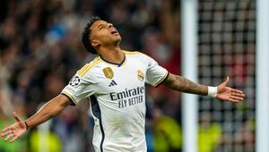 Pemain Real Madrid Rodrygo melakukan selebrasi usai mencetak gol ke gawang Braga pada pertandingan sepak bola Grup C Liga Champions di Stadion Santiago Bernabeu, Madrid, Spanyol, Rabu (8/11/2023). (AP Photo/Jose Breton)