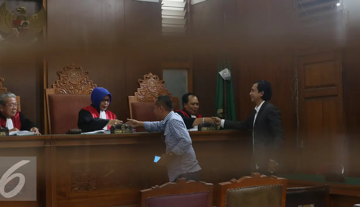 Piyu padi bersalaman dengan hakim usai menjalani sidang lanjutan di Pengadilan Negeri Jakarta Selatan, Kamis (19/11). Sidang yang beragendakan pembahasan materi gugatan ini akan mempertemukan Piyu dan Flo selaku penggugat. (Liputan6.com/Herman Zakharia)