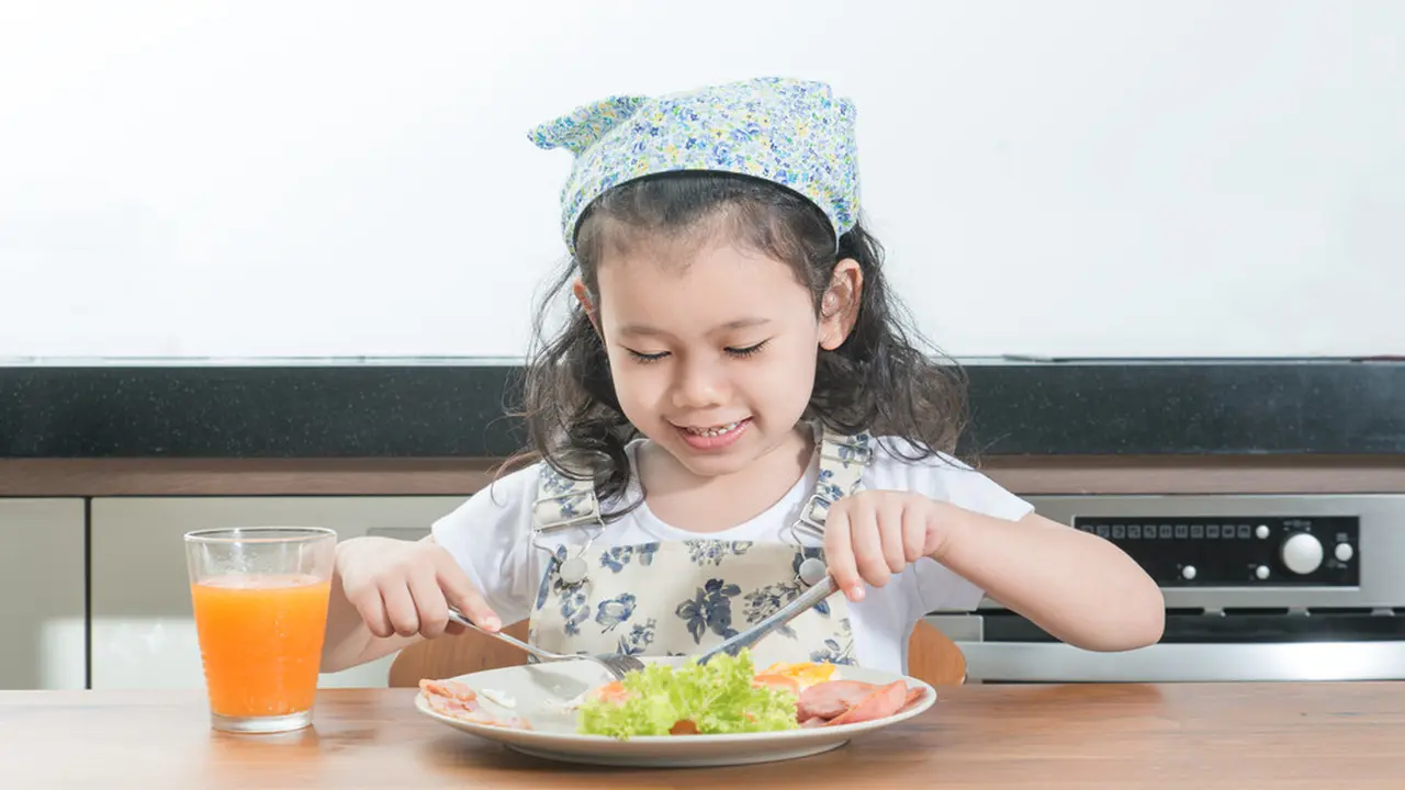 anak makan