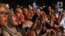 Penonton bernanyi saat menyaksikan konser yang bertajuk 'Tunggu Aku di Jakarta' di kawasan JIExpo Kemayoran, Jakarta, Sabtu, (28/1/2023). Dalam konser yang bertajuk 'Tunggu Aku di Jakarta', Sheila on 7 membawakan lagu-lagu andalannya seperti Pejantan Tangguh, Pria Kesepian, Sephia dan lain-lain. (Liputan6.com/Herman Zakharia)