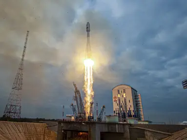 Roket Soyuz-2.1b dengan stasiun otomatis pendarat bulan Luna-25 lepas landas dari landasan peluncuran di Kosmodrom Vostochny di Timur Jauh Rusia, pada Jumat, 11 Agustus.  (Roscosmos State Space Corporation via AP)