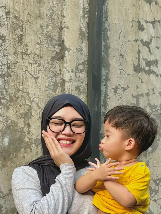 Adzam saat memonyongkan mulutnya saat digendong kakaknya, Putri Delina. Sebelumnya, Sule datang membawa kue ulang tahun dan banyak kado untuk Adzam. [Instagram/putridelinaa]