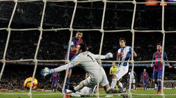Aksi Luis Suarez mencetak gol ke gawang Espanyol pada lanjutan La Liga Spanyol di Camp Nou, (18/12/2016). Barcelona menang 4-1. (REUTERS/Albert Gea)
