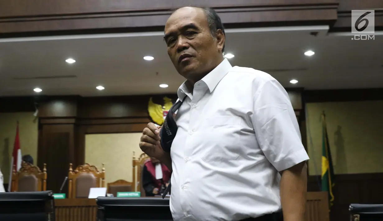 Mantan Dirut Jasindo, Budi Tjahjono saat jeda sidang dugaan korupsi komisi fiktif agen PT Asuransi Jasindo dalam pengadaan asuransi pada BP Migas-KKKS 2010-2012 dan 2012-2014 di Pengadilan Tipikor, Jakarta, Rabu (16/1). (Liputan6.com/Helmi Fithriansyah)