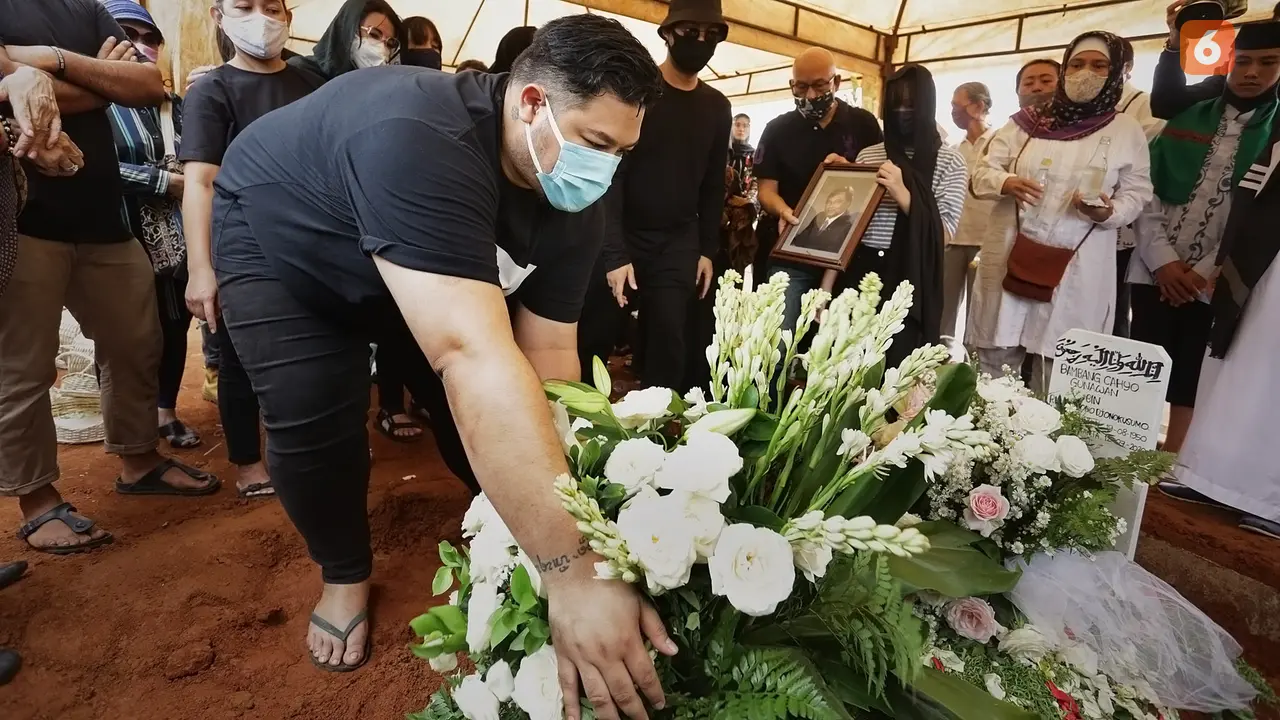 [Fimela] Pemakaman Ayah Ivan Gunawan