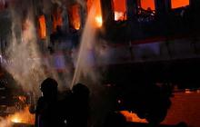 FOTO: Ngeri! Kereta Penuh Penumpang Diduga Dibakar Jelang Pemilu di Bangladesh, 5 Orang Tewas