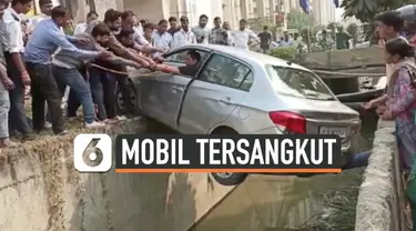 Seorang pengemudi kehilangan kendali yang membuat mobilnya tersangkut di selokan air. Warga sekitar pun menyelamatkan si pengemudi yang diketahui terjebak di dalam mobil tersebut.