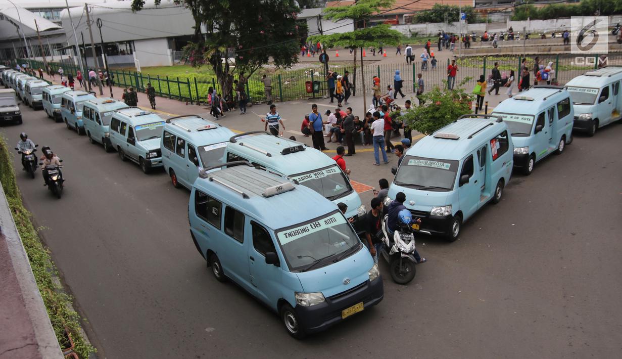 Sopir angkot M08 trayek Tanah Abang-Kota memarkirkan kendaraannya di sekitar kolong jalan layang Jalan Jatibaru, Jakarta, Kamis (22/2). Mereka menggelar aksi mogok beroperasi guna menolak sejumlah syarat dari program OK Otrip. (Liputan6.com/Arya Manggala)
