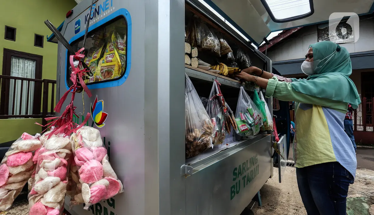 Penjual sayuran menggunakan transportasi Gerobak Motor Listrik di Srengseng Sawah, Jakarta, Kamis (20/1/2022). Program gerobak motor listrik ditujukan agar pelaku usaha mikro kecil (UMK) dapat lebih hemat pada sisi operasional bahan bakar serta lebih ramah lingkungan. (Liputan6.com/Johan Tallo)