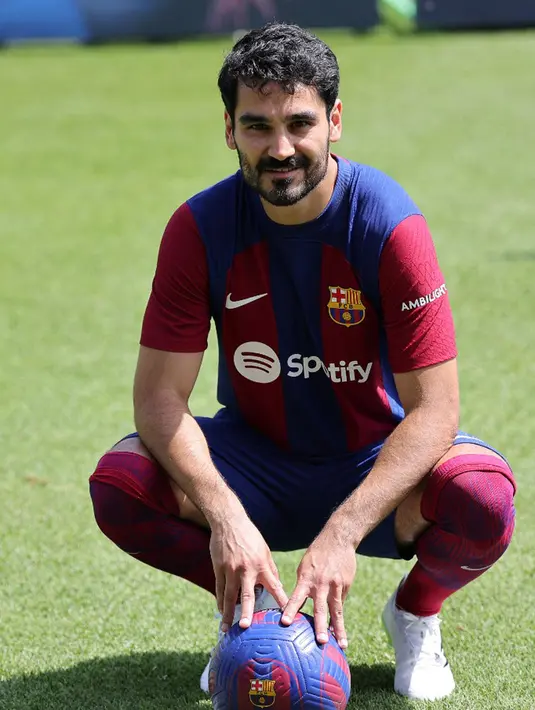 <p>Gundogan mengaku senang dan bangga bisa mengenakan jersey kebanggaan tim besutan Xavi Hernandez itu. Sebab, mimpinya sejak remaja untuk bergabung dengan Barcelona kini telah terwujud. (LLUIS GENE/AFP)</p>