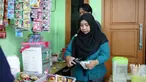 Nuraeni begitu bahagia. Ibu berusia 52 tahun itu dari hasil kerja kerasnya telah membuahkan hasil. Berawal dari jualan es teh manis yang dititipkan di kantin-kantin sekolah, ia sekarang bisa membuka warung sendiri. Sebelum usahanya berkembang seperti sekarang, Eni menceritakan awal merintis usahanya. Setelah usaha jualan es teh manis, ia memberanikan diri meminjam uang sebesar Rp 2 juta pada PNM Mekaar (Membina Ekonomi Keluarga Sejahtera). Produk Pembiayaan Kelompok Mekaar adalah layanan pemberdayaan berbasis kelompok bagi perempuan pra-sejahtera pelaku Usaha Ultra Mikro. Uang hasil pinjaman, Eni kemudian membelikannya sebuah kulkas freezer agar bisa menambah keuntungan dari jualan es teh manis. Makin hari usahanya terus berkembang. Hingga Eni terpikir berani membuka usaha warung sendiri. "Alhamdulillah. Selain es teh manis, saya juga ada minuman-minuman, mie. Sekarang saya sudah bisa buka warung di rumah," kata Eni saat berbincang di kediamannya Jakarta. (Foto: Dokumentasi BRI)